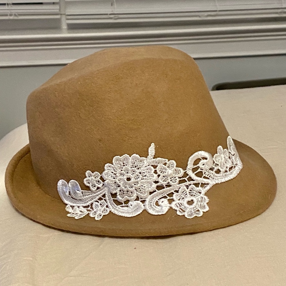 Women Kate Landry Exclusive of lace decoration Hat. Preowned, but never worn.